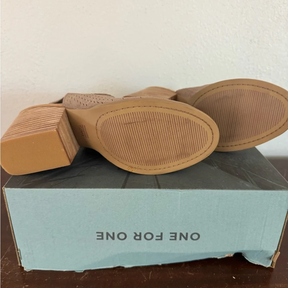 Toms Grenada Women's Taupe/Gray Sandals Suede/Perforated. 10 - Picture 3 of 8